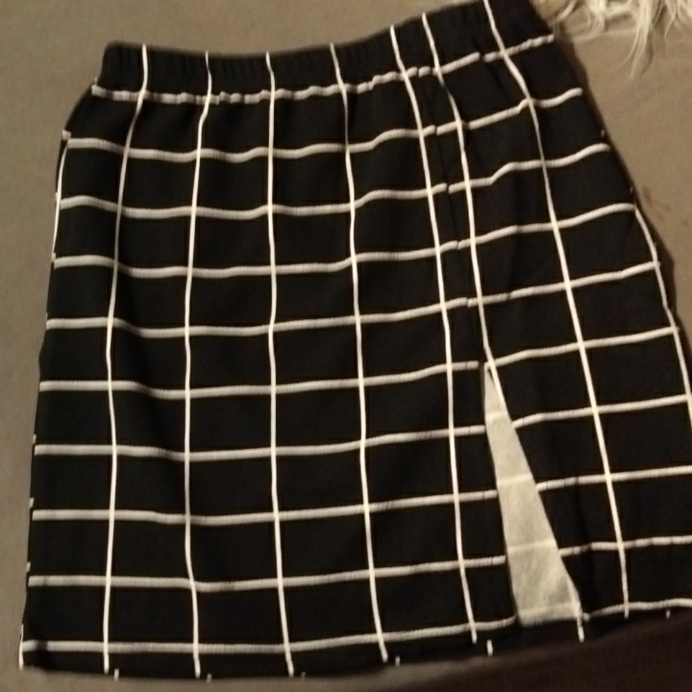 Black with white stripes skirt, slit by the thigh, elastic waist band